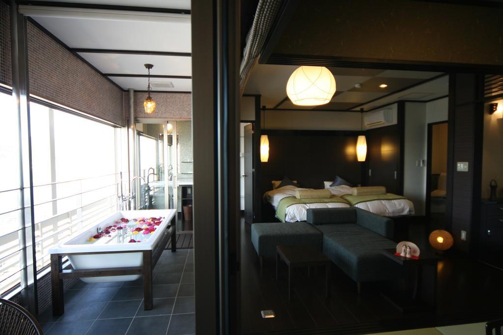 واكايَمَ فندق أوساكايا هينا نو يو المظهر الخارجي الصورة